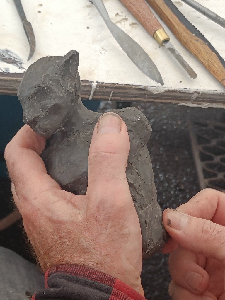 Travail de la cire à la main pendant un stage de fonderie